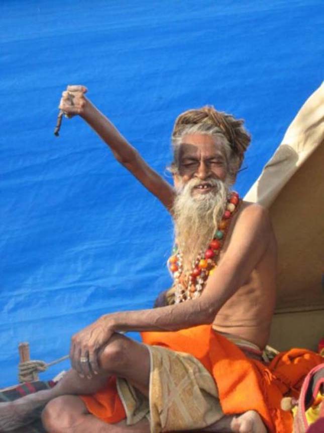 40 éve felemelt kézzel él egy india férfi