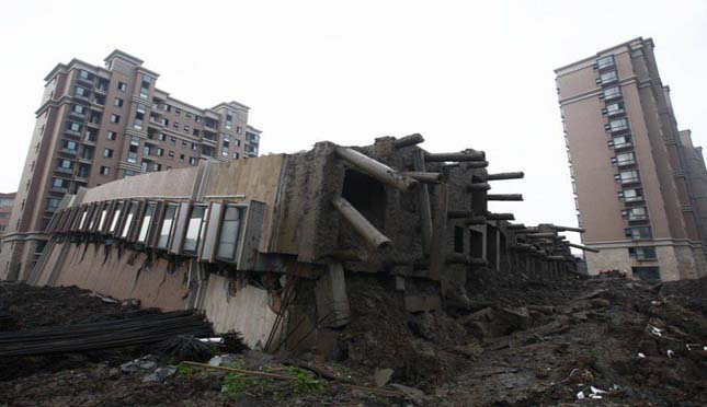 Eldőlt egy 13 emeletes társasház Kínában