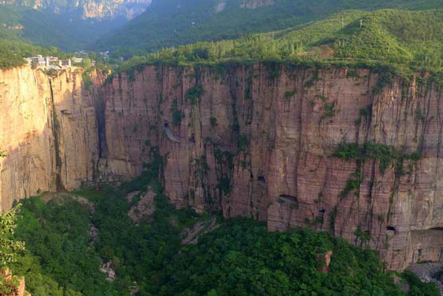 Kínai Guoliang alagút, a hegyoldalba vájt járat