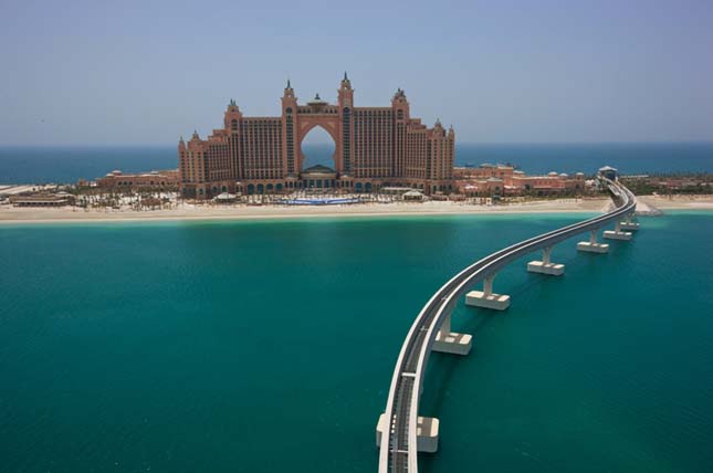 A kifinomult éttermek között mediterrán, olasz és francia is található. A díjnyertes Nobu étterem kortárs japán ételeket szolgál fel.  Az Atlantis The Palm Dubai a Közel-Kelet legnagyobb vízi vidámparkjával és egy vízalatti labirintussal is rendelkezik. Majdnem függőleges csúszdák és sodrófolyosók várják a vendégeket. A nagy medence körül napozószékek és pálmafák vannak.