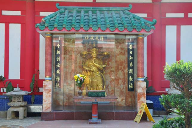 Tízezer Buddha Temploma