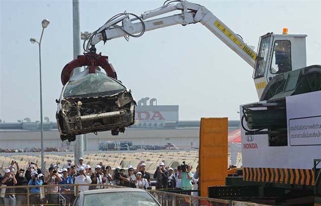 A Honda 1000 árvíztől sérült autót zúzott be Thaiföldön