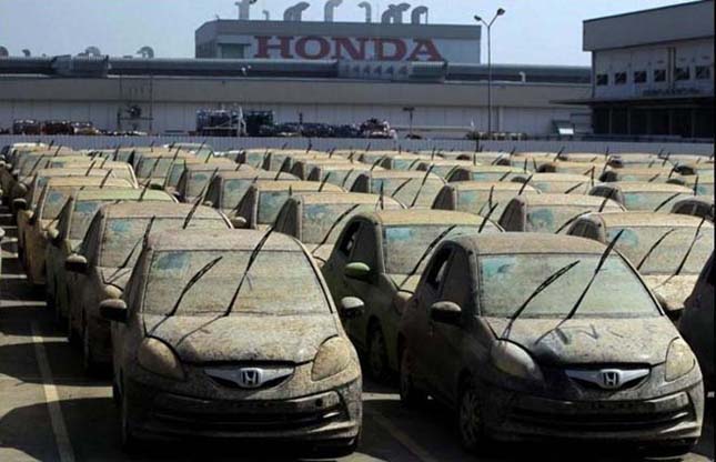 A Honda 1000 árvíztől sérült autót zúzott be Thaiföldön