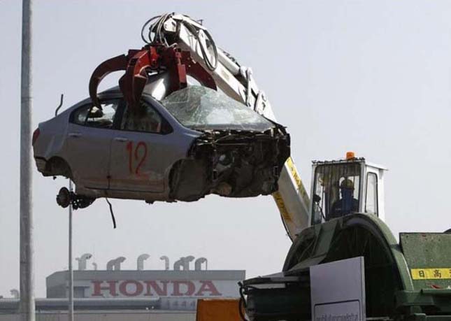 A Honda 1000 árvíztől sérült autót zúzott be Thaiföldön