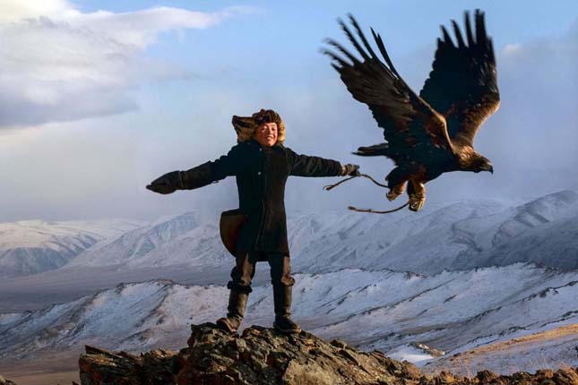 13 éves mongol lány sassal vadászik