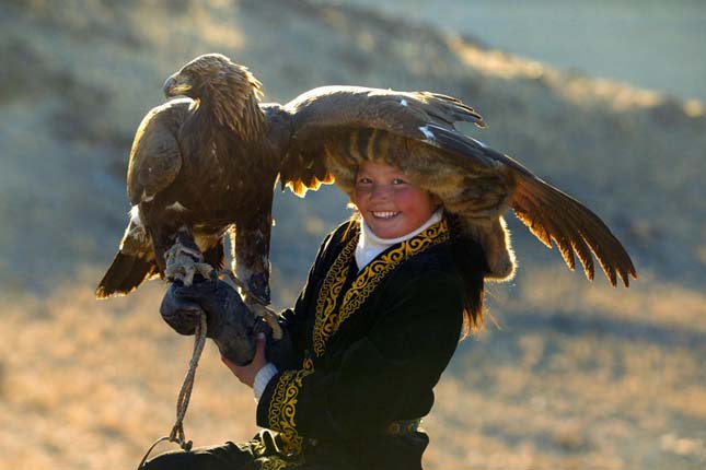 13 éves mongol lány sassal vadászik