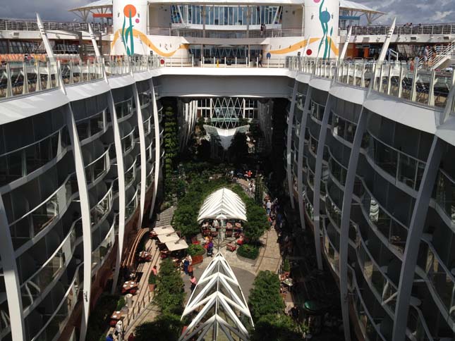 Allure of the Seas, a világ legnagyobb óceánjáró hajója