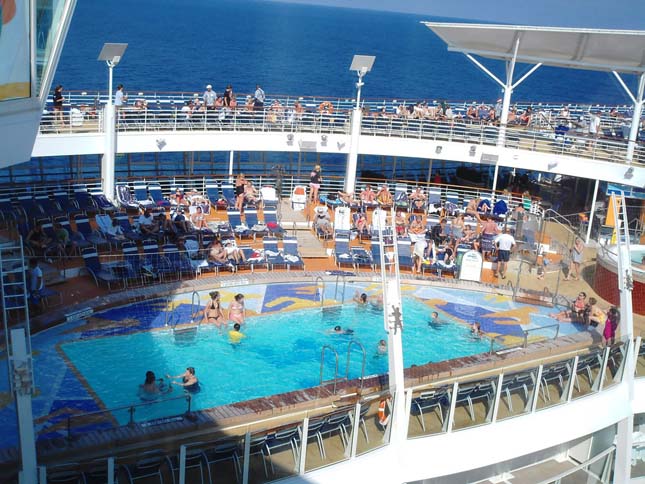 Allure of the Seas, a világ legnagyobb óceánjáró hajója