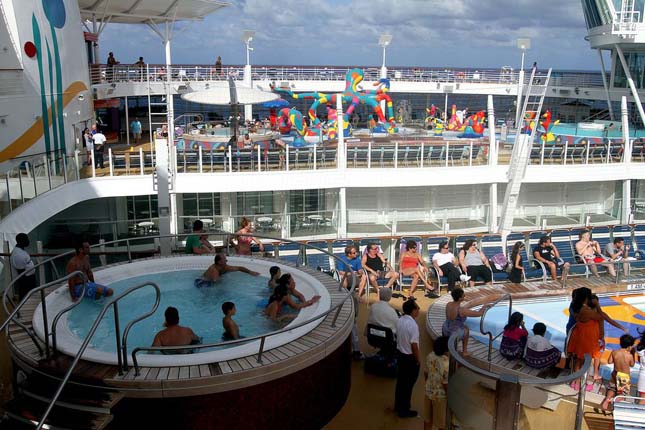 Allure of the Seas, a világ legnagyobb óceánjáró hajója