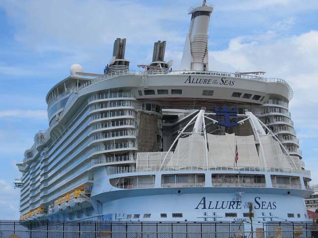 Allure of the Seas, a világ legnagyobb óceánjáró hajója