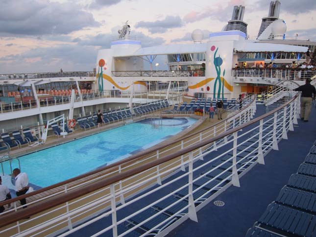 Allure of the Seas, a világ legnagyobb óceánjáró hajója