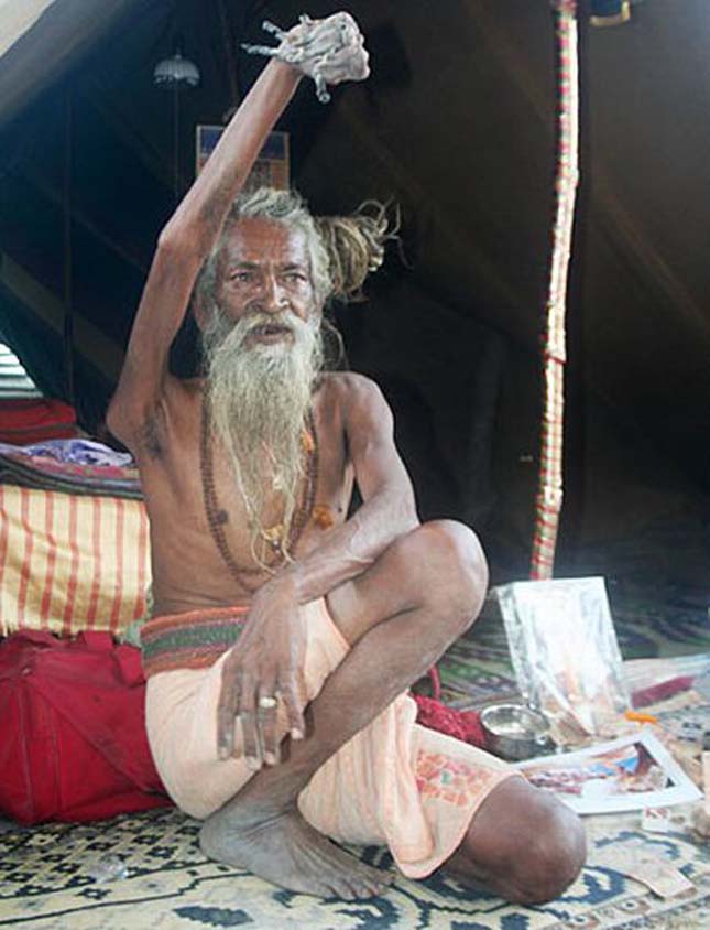 40 éve felemelt kézzel él egy india férfi