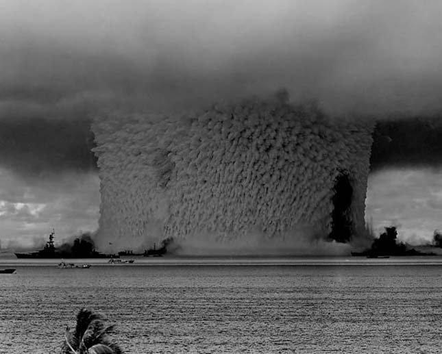 Az első vízalatti atombomba felrobbantása