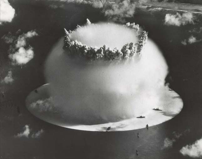 Az első vízalatti atombomba felrobbantása