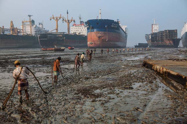 De Chittagong - hajóbontás Bangladesben