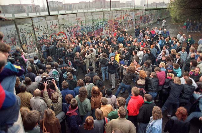 Berlini fal lebontása