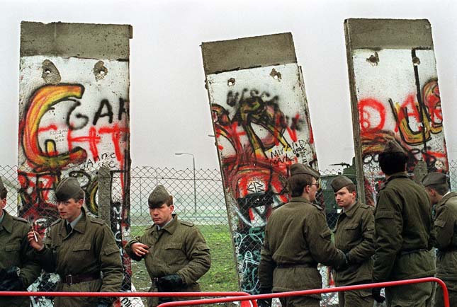 Berlini fal lebontása