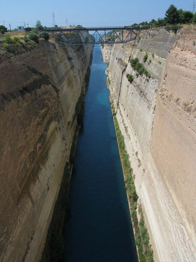 Besenyei átrepült a Korinthoszi-csatornán