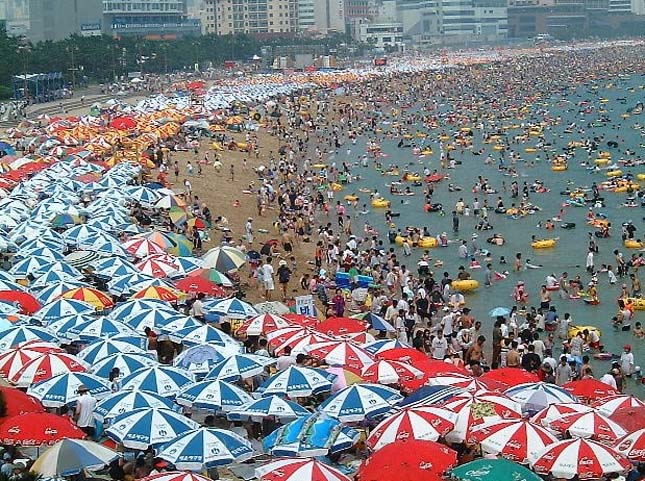 Kétmillió strandoló a busani tengerparton