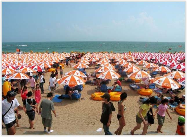 Kétmillió strandoló a busani tengerparton