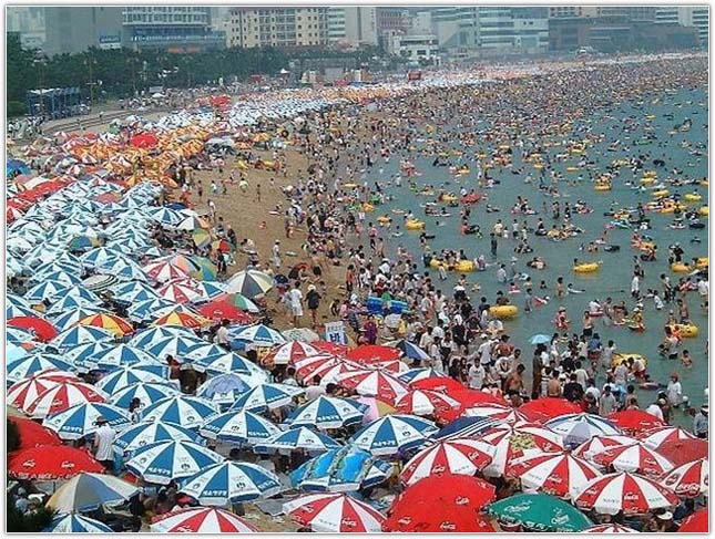 Kétmillió strandoló a busani tengerparton