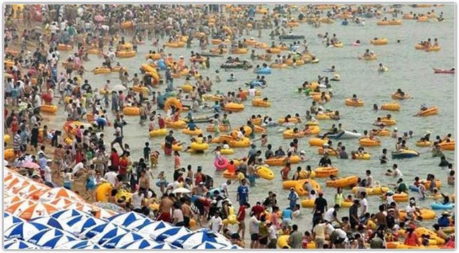 Kétmillió strandoló a busani tengerparton