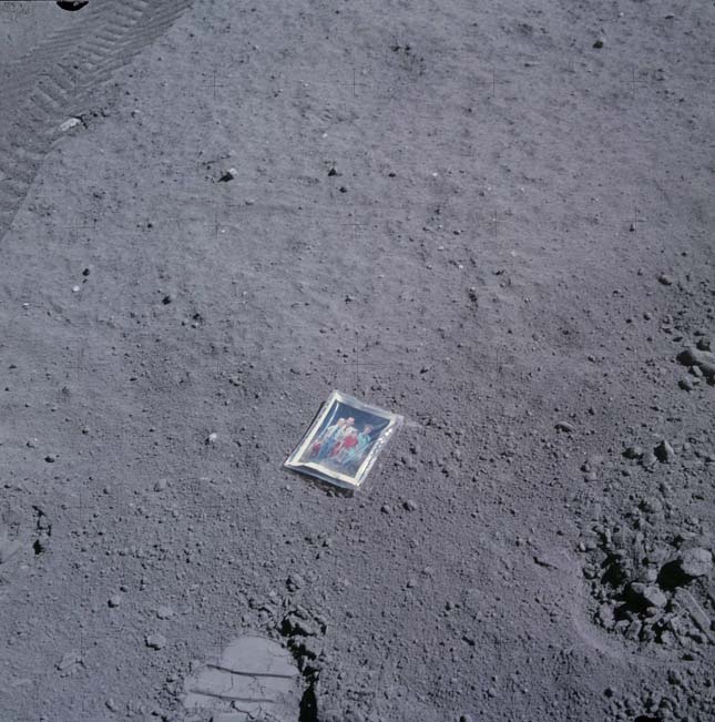Csaladi kép a Holdon