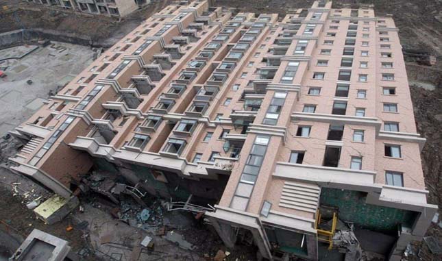 Eldőlt egy 13 emeletes társasház Kínában