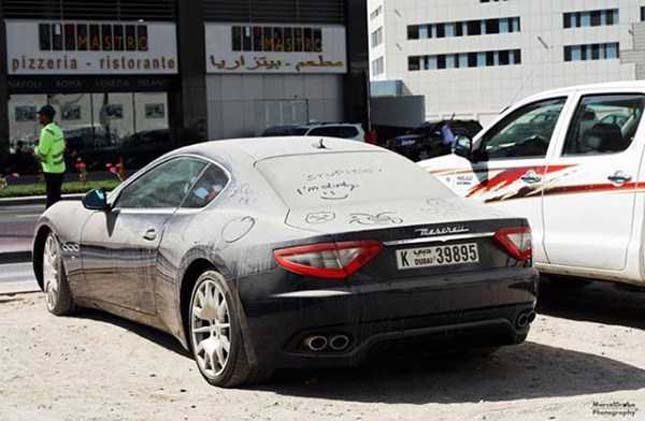 Elhagyott autók Dubaiban