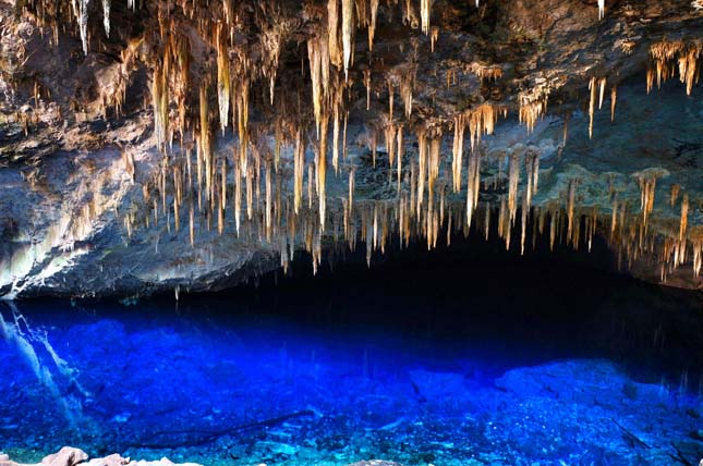 Kék tó barlangja, Brazília