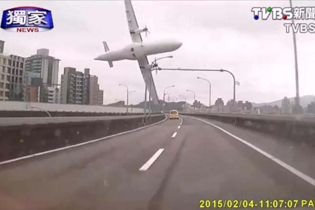 Folyóba zuhant egy repülőgép Tajvanon