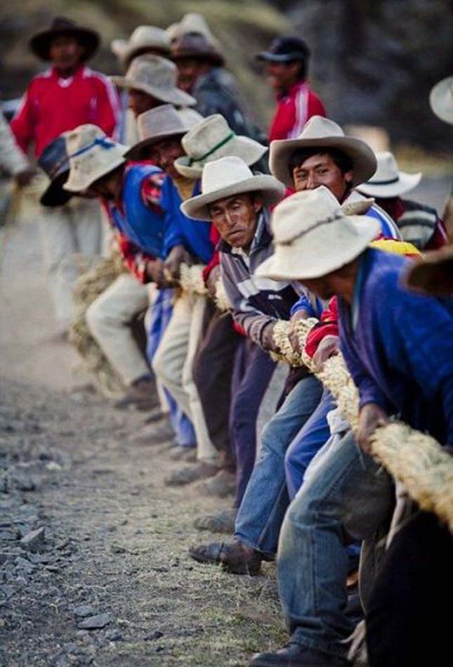 Függőhíd építése Peruban