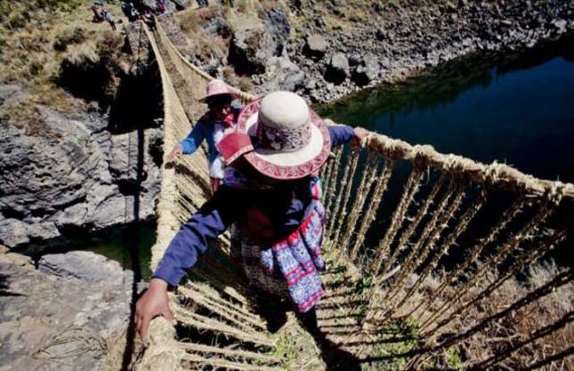 Függőhíd építése Peruban