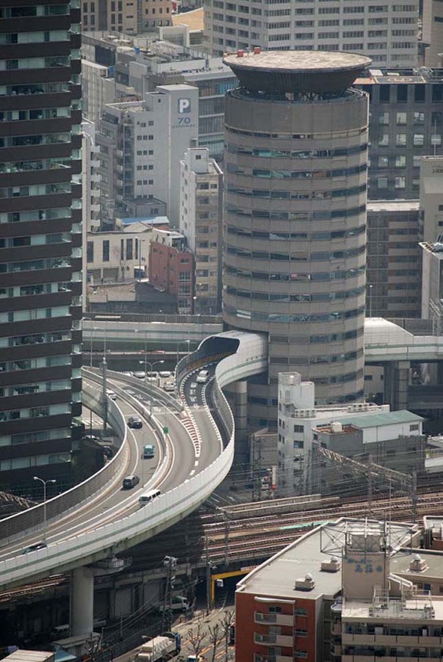 Gate Tower Building, az osakai épület, amin egy autópálya halad keresztül