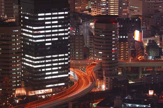 Gate Tower Building, az osakai épület, amin egy autópálya halad keresztül