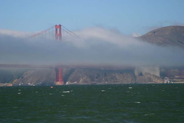 A ködben úszó Golden Gate