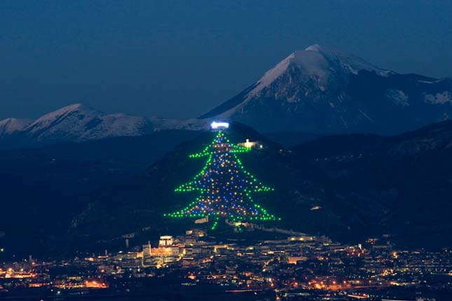 Gubbio karácsonyi fényei