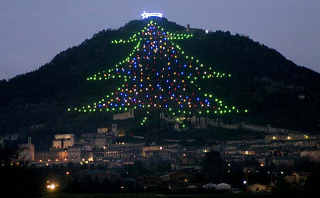 Gubbio karácsonyi fényei