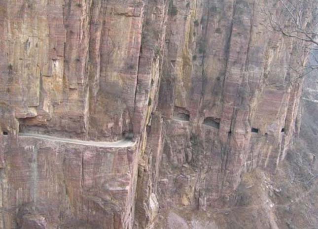 Kínai Guoliang alagút, a hegyoldalba vájt járat