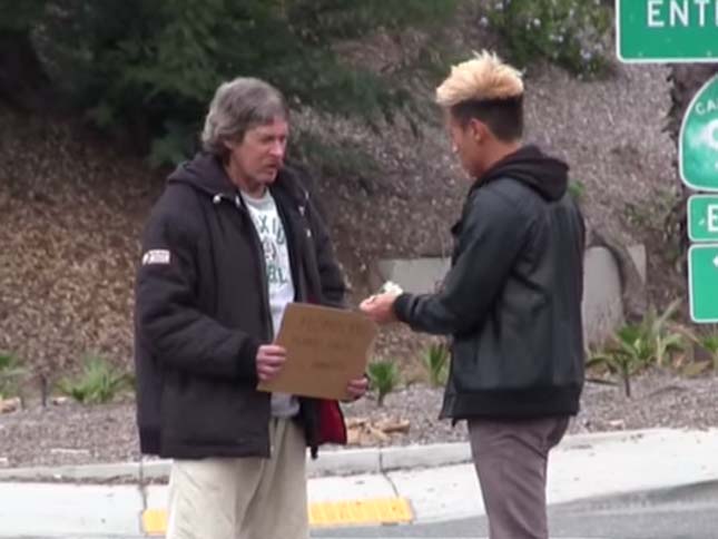 100dollárt kapott a hajléktalan férfi