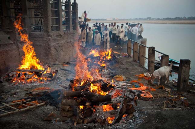 Halottégetés Varanasiban, Indiában