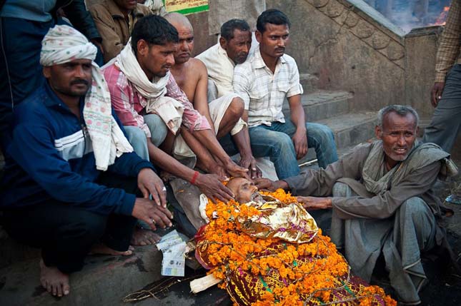 Halottégetés Varanasiban, Indiában