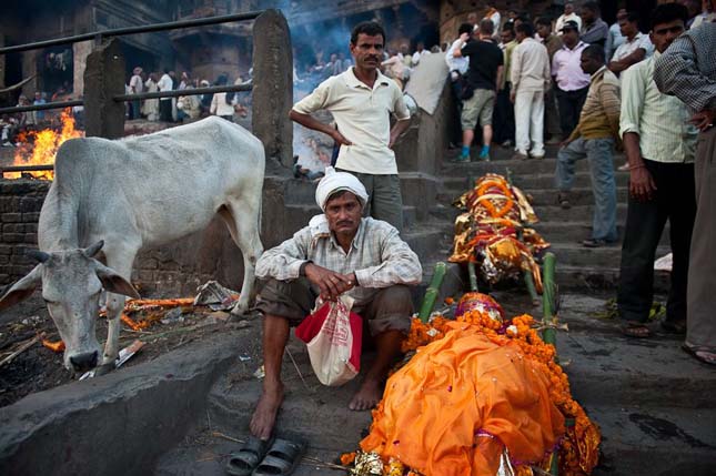 Halottégetés Varanasiban, Indiában