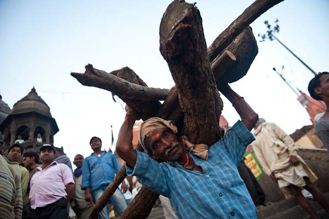 Halottégetés Varanasiban, Indiában