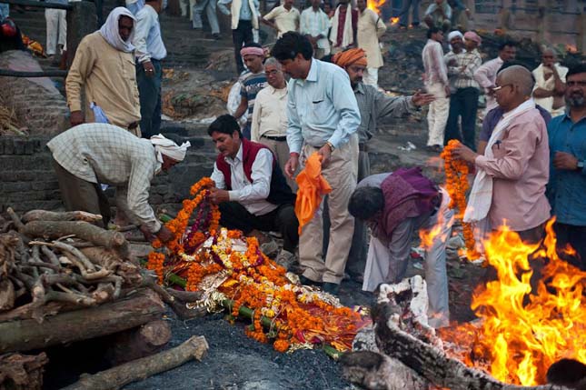 Halottégetés Varanasiban, Indiában