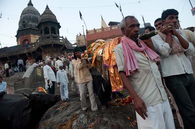 Halottégetés Varanasiban, Indiában