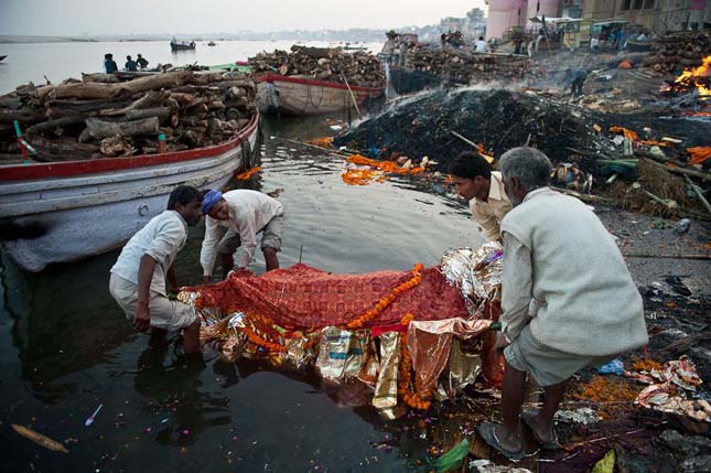 Halottégetés Varanasiban, Indiában