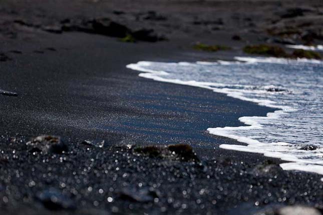 Hawai fekete homokos tengerpartja