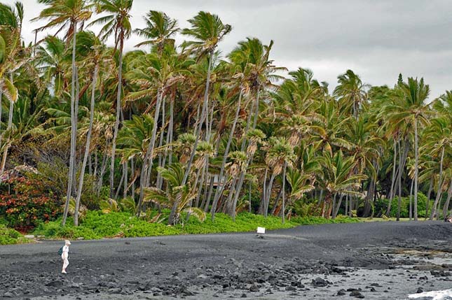 Hawai fekete homokos tengerpartja