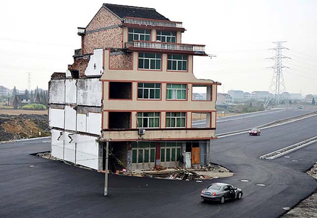 Családi ház egy kínai autópálya közepén